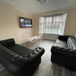  Holiday home Modern 4-bedroom Entire House With Garden