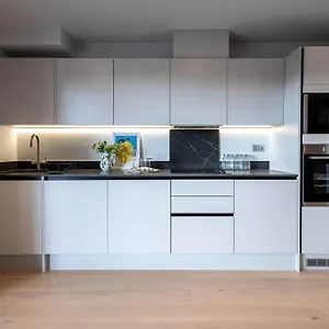 Apartment Stylish With Balcony For Upper & Free Parking In A Prime Location - Five Miles From Heathrow Airport
