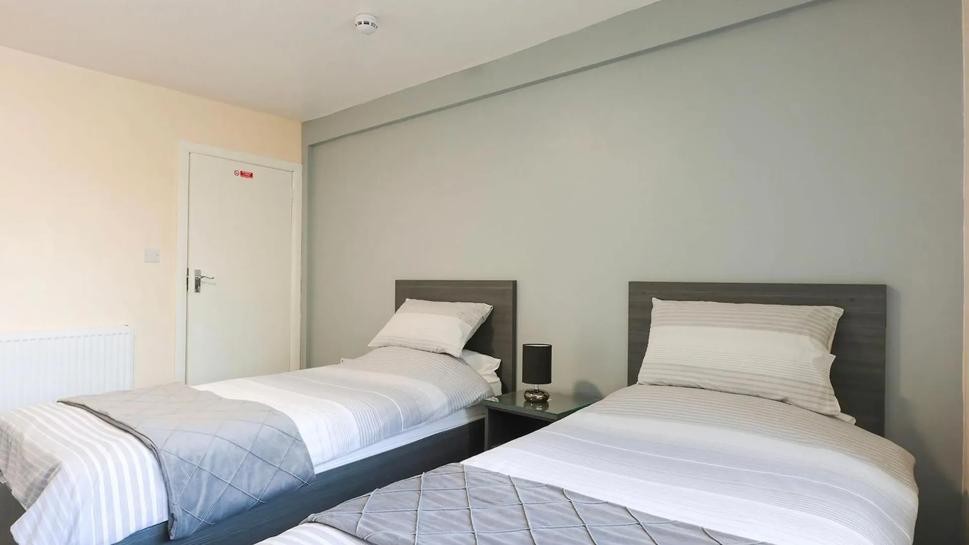Oyo Honeycroft Lodge أوكسبريدج 2*,